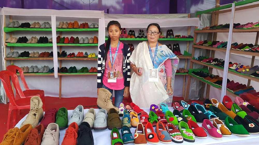 মাঠের কাজ তো ছিলই। সেই কাজ শেষ করার পরও চলত অর্থ উপার্জনের নানা ফিকির। বাড়ি থেকে খাবার বানিয়ে রাস্তায় বিক্রি করতেন রোজ। ফিরে এসে রাত জেগে উল বুনতেন। ছোট খাট সেই সব শিল্পকর্ম বিক্রি করে যদি হাতে অতিরিক্ত কিছু টাকা আসে! 