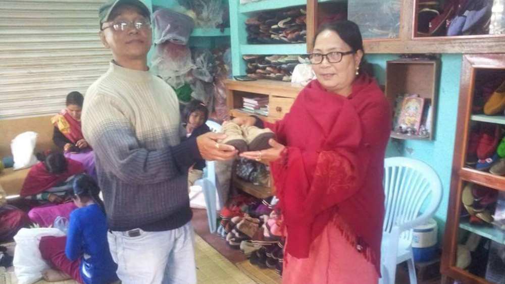 এর পরও অর্থাভাব থাকত। স্কুলে পড়া কন্যাকে এক জোড়া নতুন জুতো কিনে দেওয়ারও সামর্থ হয়নি মুক্তামণির। ছেঁড়া জুতো পরেই দিনের পর দিন স্কুলে যেত তাঁর মেয়ে। 