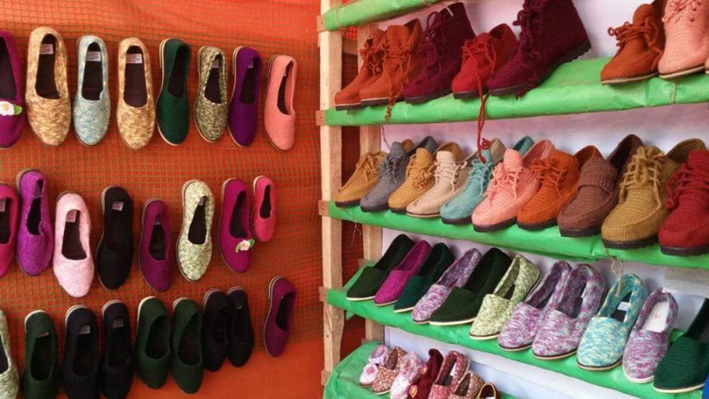 জোড়া তালি দেওয়া জুতো। স্বাভাবিক ভাবেই ধীরে ধীরে পরার অযোগ্য হয়ে যায়। মুক্তামণির জীবন বড় বাঁক নেয় তারপর। 