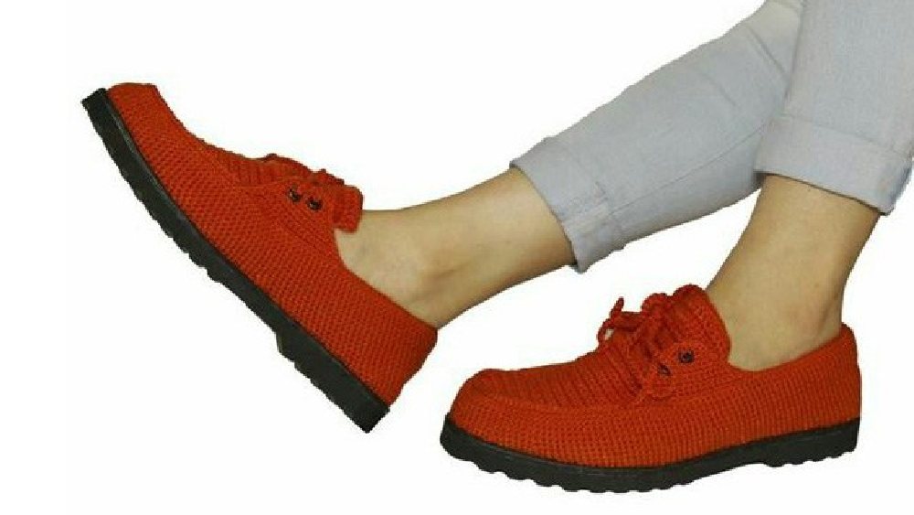 জুতো ছাড়া স্কুলে যাওয়া যাবে না বলে মেয়ের পুরনো জুতোটিকেই উল দিয়ে বুনে পরার মতো বানিয়ে দিয়েছিলেন মুক্তামণি। সে জুতো দেখে অবশ্য ভয় পেয়েছিল মেয়ে।  