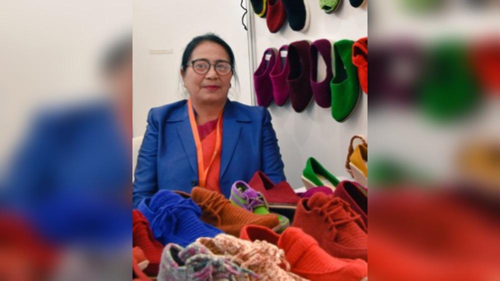 উলের বোনা জুতো তো আর স্কুলের পোশাকের অঙ্গ নয়। যদি শিক্ষিকারা কথা শোনান! ভয়ের কারণ সেটাই। 