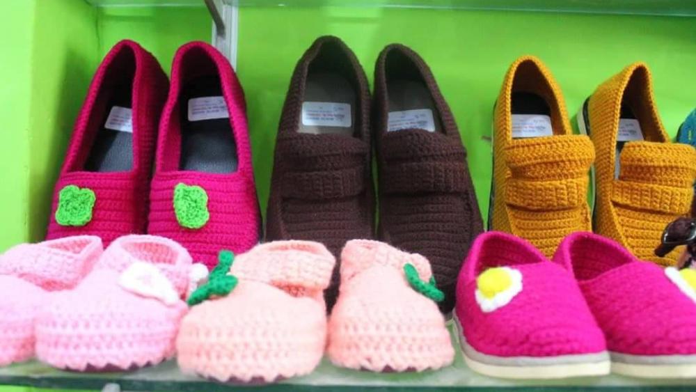 ভয়ে ভয়েই স্কুলে জুতোটি পরে গিয়েছিল মুক্তামণির মেয়ে। জুতো দেখে এগিয়ে আসেন শিক্ষিকাও। তবে বকুনি দেননি। প্রশংসা করেন। 