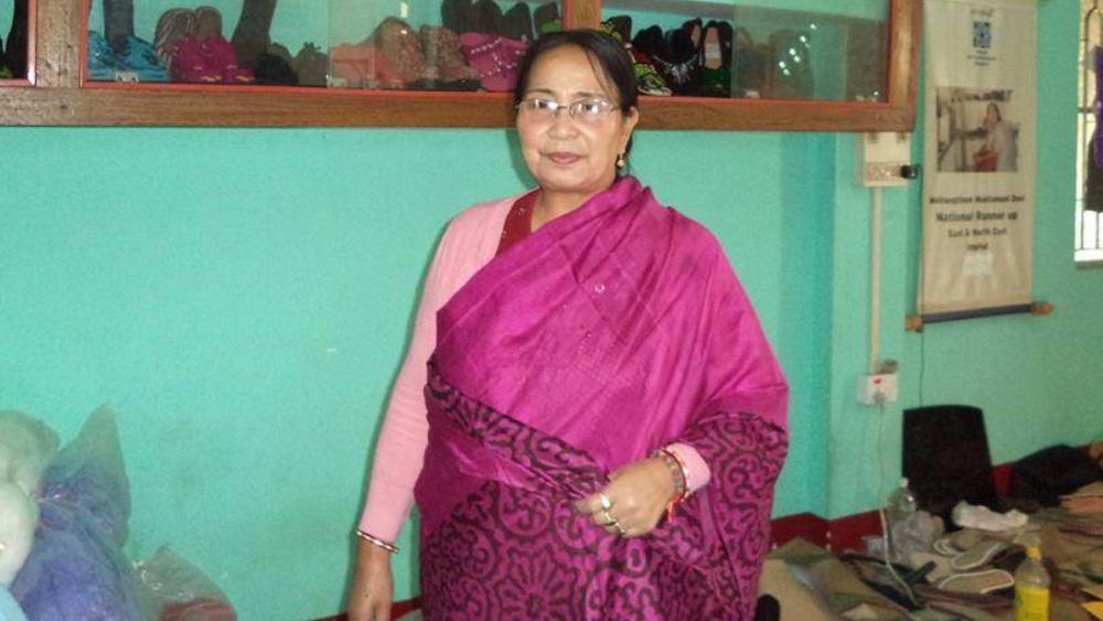 মুক্তামণির মেয়ের কাছে ওই শিক্ষিকা জানতে চেয়েছিলেন, এই জুতো কোথায় পাওয়া যায়। জানলে তিনিও নিজের মেয়ের জন্য এমন জুতো কিনবেন।