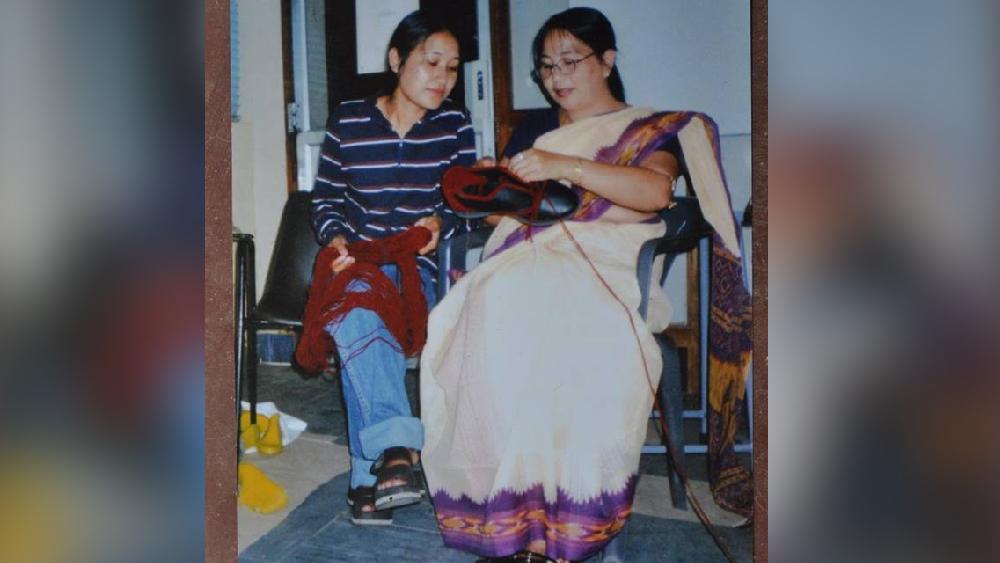 প্রশ্ন শুনে অবাক হয়েছিল মুক্তামণির মেয়ে। মাকে এসে ঘটনাটি বলাতে তিনিই উলের জুতো বানিয়ে দেন। সঙ্গে মাথায় আসে নতুন ভাবনাও—উলের জুতো বানিয়েও তো বিক্রি করা যায়। মানুষ পছন্দ করলে বিক্রি হবে। আসবে টাকাও। মুক্তামণির উলের জুতোর যাত্রা শুরু তখন থেকেই। এখন যা দুনিয়া ঘুরে ফেলেছে। 