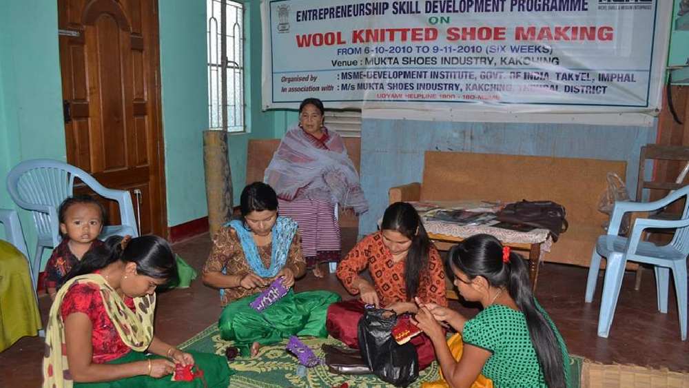 সাফল্যের স্বাদ পেয়েও মাটিকে ভোলেননি। কারখানায় স্থানীয় মেয়েদের কাজ দেন মুক্তামণি। মেয়েদের উলের জুতো বানানোর পেশাদার প্রশিক্ষণও দেন। 