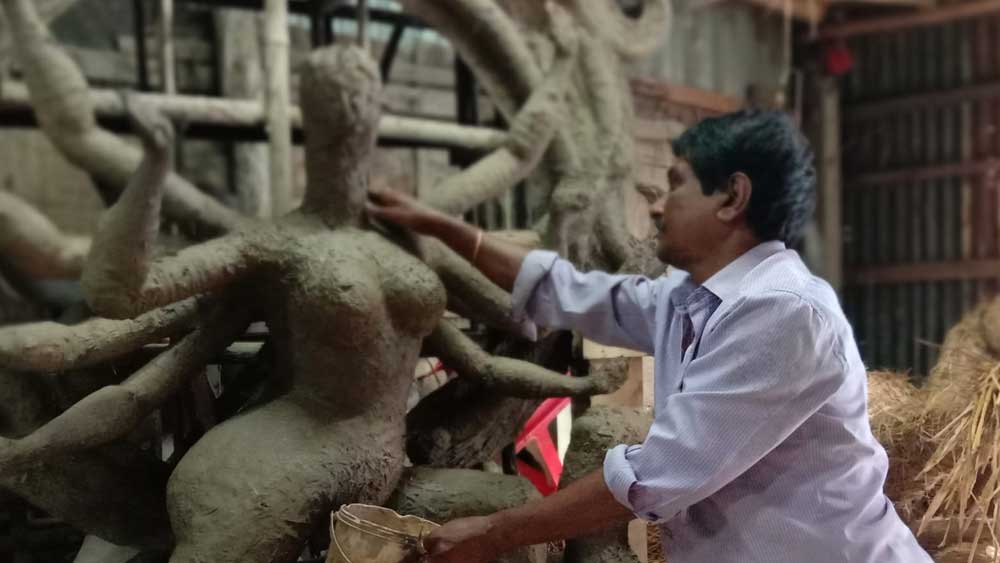 প্রতিমা তৈরির কাজে ব্যস্ত সুজিত পাল।