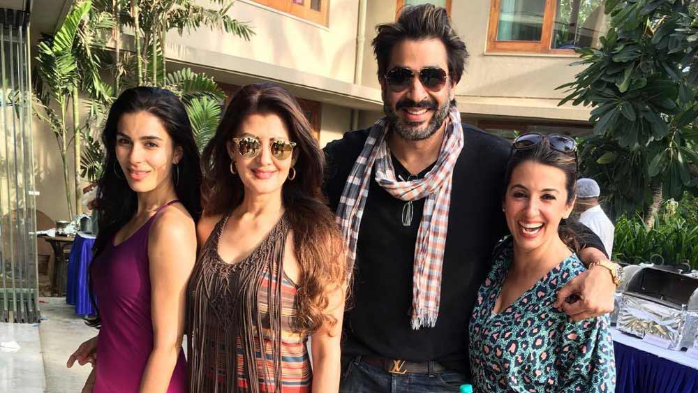 লম্বা চেহারা, চওড়া কাঁধ, মেদহীন শরীর এবং সাবলীল অভিনয়— ইন্ডাস্ট্রিতে টিকতে গেলে যা যা চাই, সবই ছিল রজতের। তার উপর তাঁর পরিবারও ইন্ডাস্ট্রির খুব ঘনিষ্ঠ। রজতের কেরিয়ারের রেখাচিত্র তাই উপরে উঠতে শুরু করেছিল প্রথম দিকে। ‘ইন্টারন্যাশনাল খিলাড়ি’, ‘ইন্ডিয়ান’, ‘মা তুঝে সালাম’-এর মতো একটার পর একটা হিট ছবির প্রস্তাব আসতে শুরু করেছিল তাঁর কাছে।