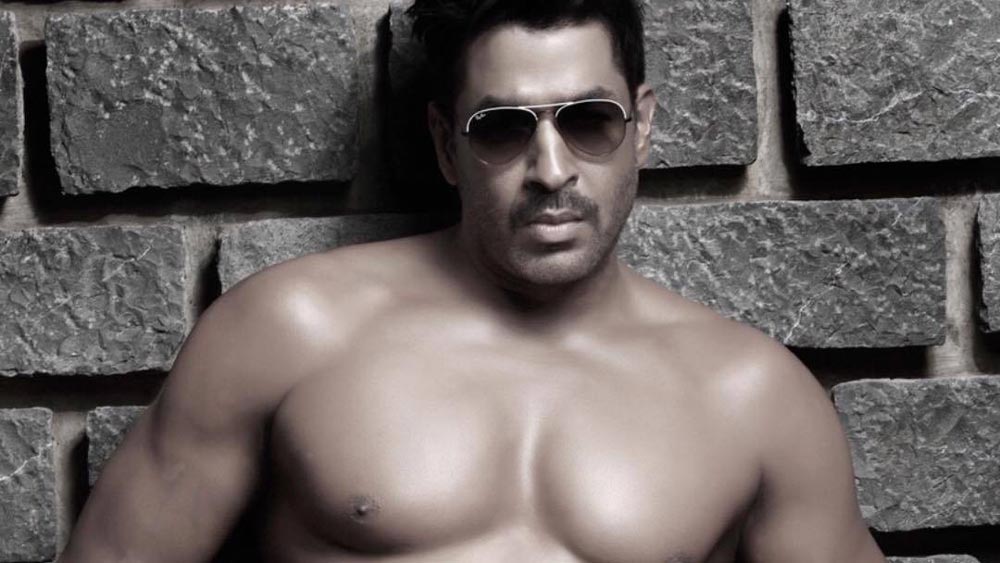 সে বছরই গোবিন্দর সঙ্গে একটি ছবিতে সুযোগ পেয়ে যান তিনি। ছবিটির নাম ছিল ‘জোড়ি নম্বর ওয়ান’। ছবিটি মুক্তি পেতে একটু সময় লেগে গিয়েছিল। কিন্তু রজতের সঙ্গে অভিনয় করে নাকি গোবিন্দ বুঝে গিয়েছিলেন, তাঁর ‘স্টারডম’-এ ভাটা ফেলতে পারে এই ছেলে।