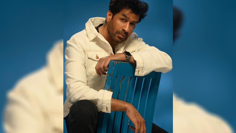 ১৯৯৮ সালে তাঁর প্রথম মুক্তি পাওয়া ছবি ‘২০০১: দো হাজার এক’। ছবিতে তব্বুর বিপরীতে পুলিশের ভূমিকায় দেখা গিয়েছিল তাঁকে। বক্স অফিসে ছবিটি একেবারেই সাফল্য পায়নি ঠিকই, কিন্তু প্রথম ছবি থেকেই দর্শকদের মনে জায়গা করে নিয়েছিলেন রজত।