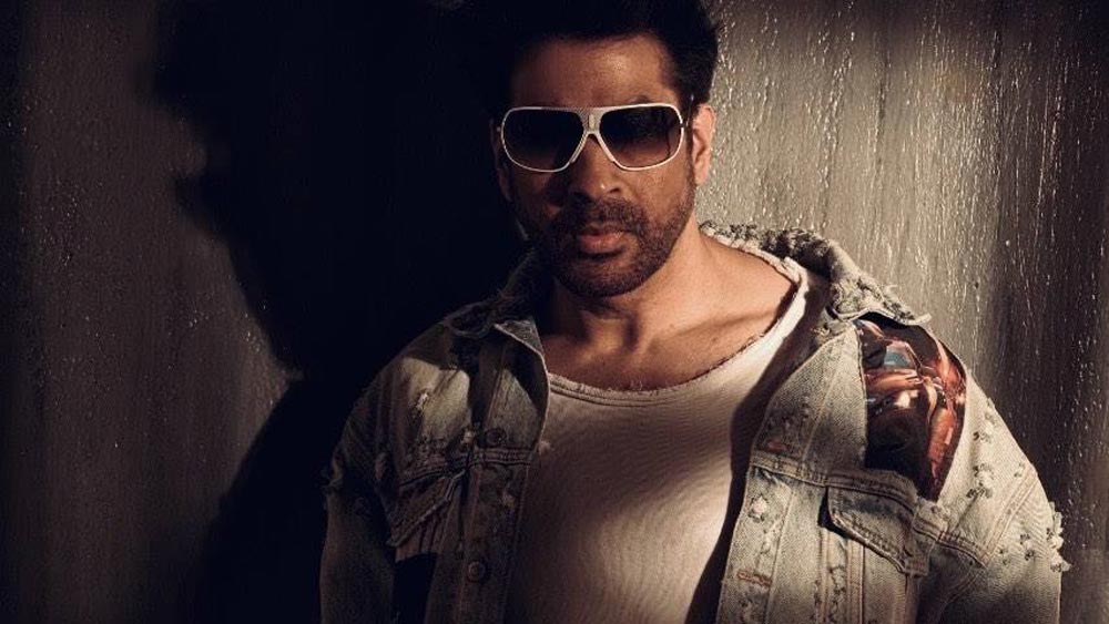 তিনি ইন্ডাস্ট্রির পরিচিত মুখ রজত বেদী। ফিল্মি পরিবারে জন্ম রজতের। ছোট থেকে তাই জীবনের লক্ষ্য স্থির করে ফেলেছিলেন। তাঁর বাবা নরেন্দ্র বেদী ছিলেন পরিচালক। ভাই মানেক বেদী অভিনেতা এবং বোন ইরা বেদী স্ক্রিপ্ট রাইটার।