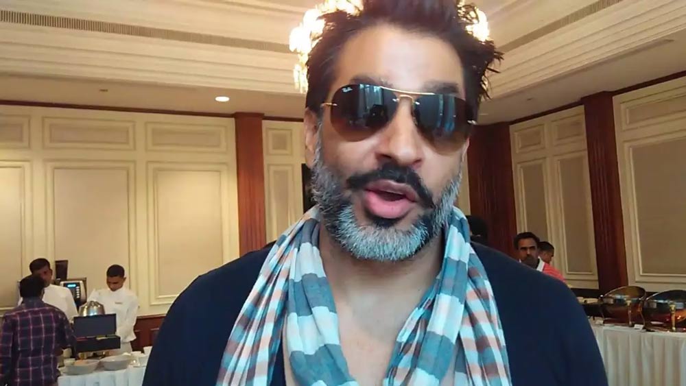 ইন্ডাস্ট্রিতে কানাঘুষো, নিজের চেহারা নিয়ে সব সময়ই সচেতন সলমন। কিন্তু রজতের চেহারা দেখার পর নাকি হীনন্মন্যতায় ভুগতে শুরু করেছিলেন তিনি। ছবিতে তাঁর থেকে সুন্দর চেহারার রজতকে তাই নিতে চাননি তিনি। যদিও এ বিষয়ে রজত অবশ্য কখনও প্রকাশ্যে কিছু বলেননি। 