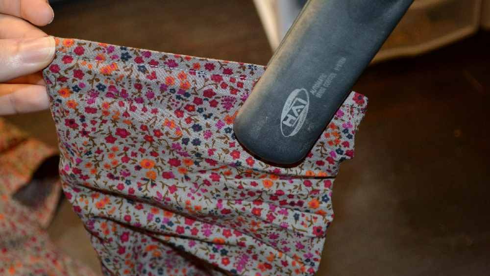 ফ্ল্যাট আয়রন দিয়ে জামা ইস্তিরি করতে পারেন। 