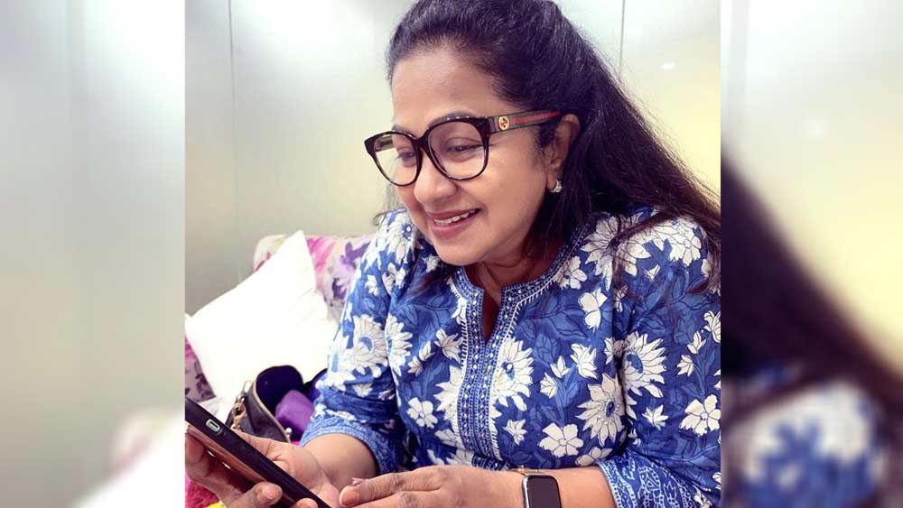 রাধিকা ও শরৎকুমার ফের শিরোনামে উঠে এসেছেন। ২০১৭ সালের একটি প্রতারণা মামলায় তাঁদের এক বছরের জেল হয়েছে সম্প্রতি। সেই বছর তাঁর স্বামী শরৎকুমার এক ব্যক্তির থেকে বড় অঙ্কের টাকা ধার নিয়েছিলেন। পরে চেক মারফত সেই টাকা তাঁকে ফিরিয়ে দিয়েছিলেন। কিন্তু সেই চেক বাউন্স করেছিল। তার পরই তাঁদের দু’জনের নামে মামলা হয়।