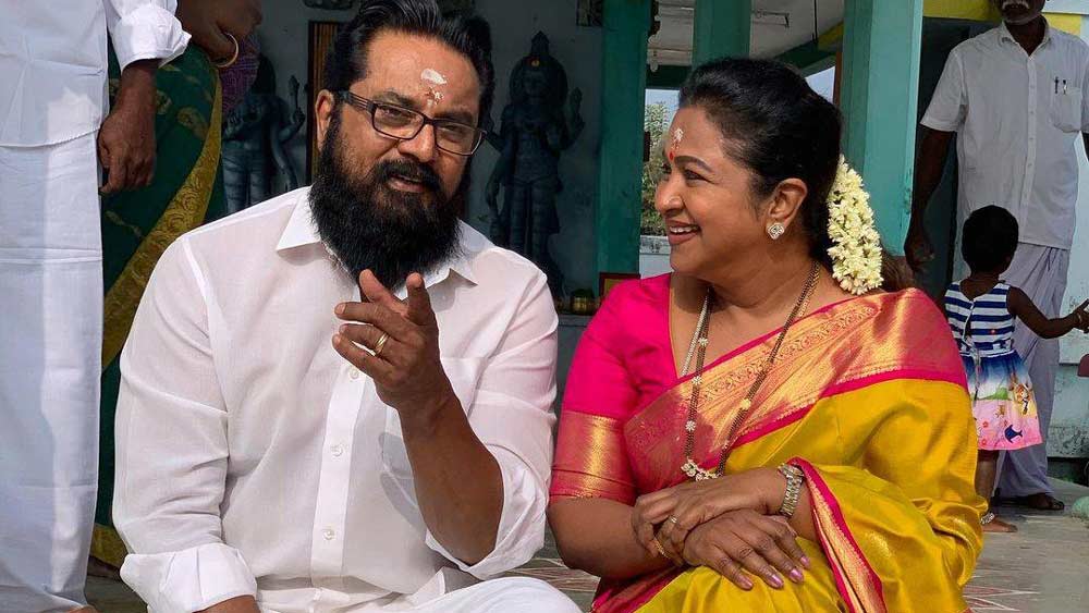 কিন্তু ২০০১ সালে ফের বিবাহ বন্ধনে জড়িয়ে ফেলেন নিজেকে। অভিনেতা আর শরৎকুমারের সঙ্গে বিয়ে হয় তাঁর। তত দিনে অভিনয়ের পাশাপাশি প্রযোজনাতেও হাত পাকাতে শুরু করেছিলেন রাধিকা। বড় এবং ছোট, দুই পর্দাতেই কাজ করছিলেন তিনি। অভিনয়ের পাশাপাশি রাজনীতিবিদ হয়ে উঠেছিলেন তাঁর স্বামী শরৎকুমারও।