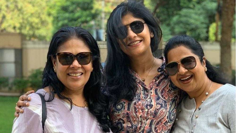 পেশাগত জীবনে যতটা দ্রুত উন্নতি করছিলেন, ব্যক্তিগত জীবনে সেই গতিতেই যেন একের পর এক বাজ পড়ছিল তাঁর উপর। বাবার ওই কৃতকর্মের জন্য বহু বছর পরিচিত গণ্ডির বাইরে কাটাতে হয়েছিল তাঁকে। তার উপর বিবাহিত জীবনও ছিল কণ্টকময়। প্রথমে খবর পাওয়া যায়, ১৯৮৫ সালে অভিনেতা প্রতাপ প্রধানের সঙ্গে বিয়ে হয় তাঁর। কিন্তু বিয়ের এক বছরের মধ্যে বিচ্ছেদ হয়ে যায়।