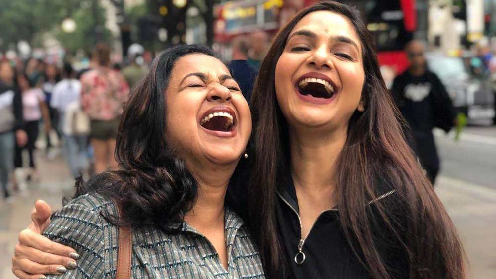 একমাত্র স্কুলের ছুটির সময়ে বাড়িতে আসতেন রাধিকা। এমনই এক দিনে নামজাদা দক্ষিণী পরিচালকের চোখে পড়ে যান রাধিকা। রাধিকার মায়ের ইচ্ছাতেই পরিচালক ভারতী রাজার একটি ছবিতে অভিনয় করেন তিনি। প্রথম ছবিই ছিল সুপারহিট। এরপর তেলুগু, মালয়ালম, তামিল-সহ একাধিক দক্ষিণী ছবিতে কাজ পেতে শুরু করেন।