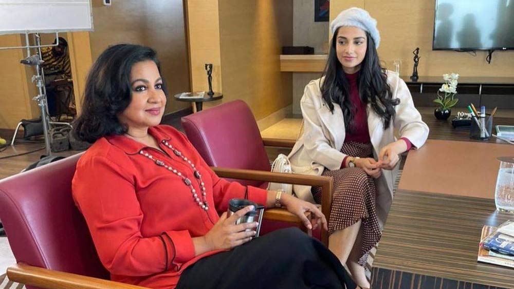 গুরুতর আহত অবস্থায় দু’জনকেই হাসপাতালে ভর্তি করা হয়। সে যাত্রায় দু’জনেই প্রাণে বেঁচে যান। কিন্তু খুনের চেষ্টার অভিযোগে বাবার চার বছর তিন মাসের জেল হয়। ওই ঘটনা মানসিক ভাবে ভেঙে দিয়েছিল রাধিকাকে। তাঁর মা গীতা তখন তাঁকে পরিচিত বলয়ের বাইরে শ্রীলঙ্কায় নিয়ে চলে যান। কয়েক বছর সেখানে কাটানোর পর ১৪ বছর বয়সে পড়াশোনার জন্য বিদেশে পাঠিয়ে দেওয়া হয়েছিল তাঁকে।