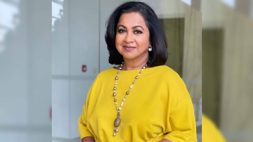 অভিনয়ে আসার কোনও ইচ্ছা ছিল না রাধিকার। স্কুলের পড়াশোনা নিয়েই ব্যস্ত ছিলেন তিনি। এমন সময় ১৯৬৭ সালের একটি ঘটনা তাঁর জীবনে কালো মেঘ ঘনিয়ে তোলে। ওই বছর ১২ জানুয়ারি তাঁর বাবা প্রযোজক এমজিআর-এর বাড়িতে একটি বৈঠক করতে গিয়েছিলেন। কথাবার্তার মধ্যেই এমজিআর-কে লক্ষ্য করে একের পর এক গুলি চালাতে শুরু করেন তিনি। তার পর আত্মহত্যার চেষ্টা করেন।