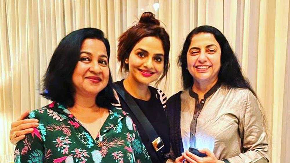 তাঁর পুরো নাম রাধিকা শরৎকুমার। জনপ্রিয় তামিল অভিনেতা এবং কমেডিয়ান এম আর রাধার মেয়ে রাধিকা। তাঁর বাবার চার বিয়ে। তার মধ্যে স্ত্রী গীতার মেয়ে রাধিকা।