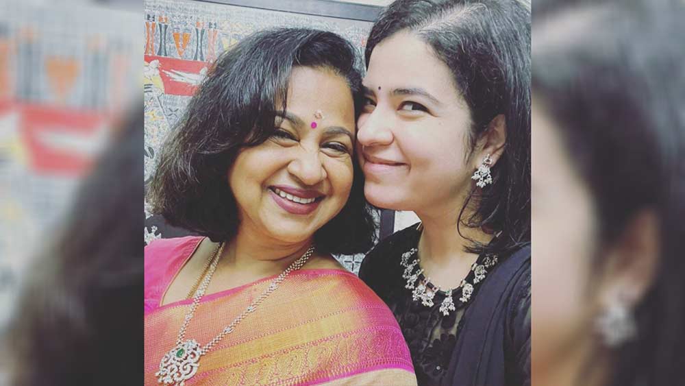 ‘আজ কা অর্জুন’, ‘নসিব আপনা আপনা’ ছবিতে কাজ করা ওই অভিনেত্রীর জীবন বার বার চর্চায় উঠে এসেছে। নানা সময়ে ভিন্ন ভিন্ন কারণে খবরের শিরোনাম হতে হয়েছে তাঁকে। কখনও তাঁর বাবা খুনের চেষ্টার অভিযোগে জেল খেটেছেন, তো কখনও প্রতারণার অভিযোগে তাঁর নিজেরই জেল হয়েছে।