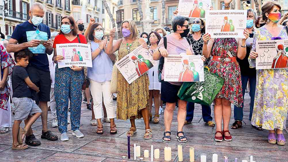 সহ-যোগ: তালিবানের আফগানিস্তান দখলে উদ্বিগ্ন মিছিলে আফগান নারীদের প্রতি বার্তা, “তোমরা একা নও”, মালাগা, স্পেন, ২০ অগস্ট। 