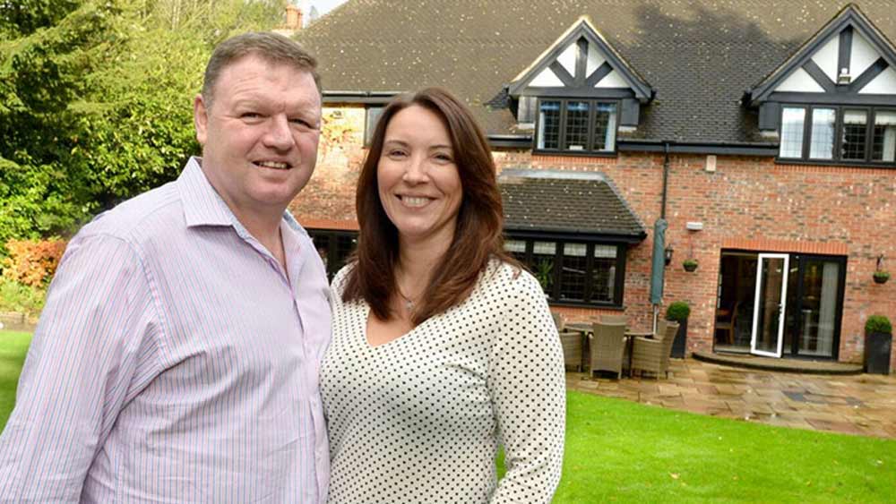 ওই বছর এক কোটি ২৪ লাখ আট হাজার পাউন্ড লটারি জেতেন তাঁরা। যা ভারতীয় মুদ্রায় প্রায় ১২৭ কোটি টাকা।