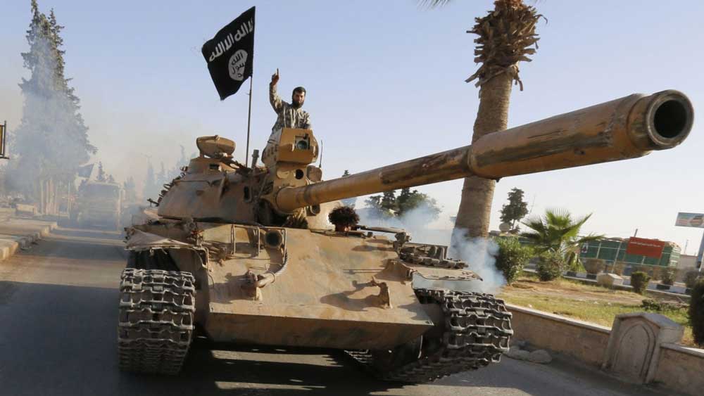 ওসামা বিন লাদেনের জমানায় আল কায়দার সঙ্গে সখ্য ছিল আইএস-এর। পরবর্তী আল কায়দা প্রধান আয়মান আল জাওয়াহিরির সময় দুই সংগঠনের সম্পর্কে ফাটল ধরে। আল কায়দা ঘনিষ্ঠ তালিবানেরও বিরোধিতা শুরু করে আইএস।