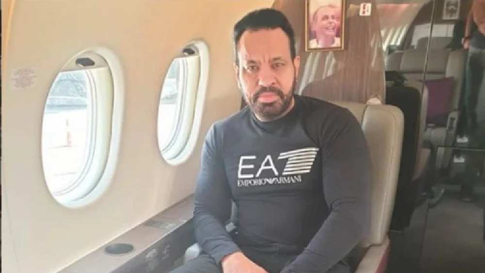 প্রতিবেশী আন্ড্রে টিমিনসের উপদেশে তাঁর সংস্থায় নিরাপত্তারক্ষী হিসেবে কাজ শুরু করেন গুরমিত। সেখানে বেশ কিছুটা সময় কাটিয়ে ১৯৯৫ সালে নিজের সংস্থা খোলেন তিনি। নাম রাখেন ‘টাইগার সিকিউরিটি’। সেই বছরই সলমন খানের ভাই সোহেল খানের কাছ থেকে ডাক পান গুরমিত।  চণ্ডীগড়ের একটি অনুষ্ঠানে সলমনের সঙ্গে থাকার জন্য নিয়োগ করা হয় তাঁকে।