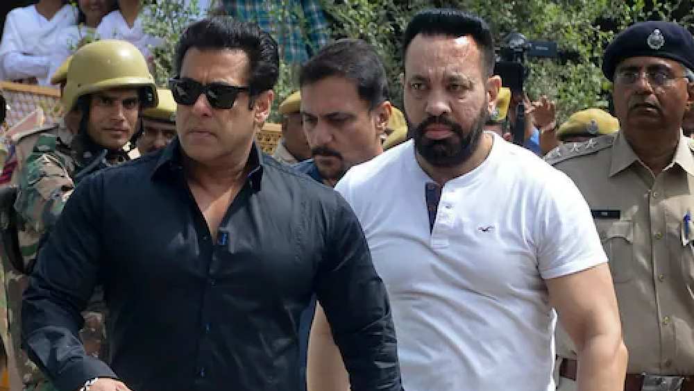 এক সাক্ষাৎকারে তিনি জানিয়েছিলেন, সলমন তো বটেই, তাঁর ভাই-বোন অর্থাৎ সোহেল, আলভিরা, অর্পিতার সঙ্গেও শেরার আত্মিক সম্পর্ক গড়ে উঠেছে।  তাঁর সঙ্গে সলমন বা বাকিরা কখনও বৈষম্যমূলক ব্যবহার করেননি। শেরার কথায়, “ওঁদের সঙ্গে  আমি পৃথিবীর যে প্রান্তেই গিয়েছি, সব হোটেলে ওঁদের ঘরের পাশে ঘর পেয়েছি। ওঁরা আমার নিজের ভাই-বোনের মতোই।”