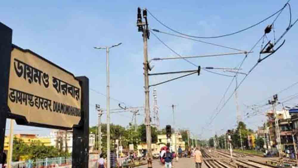 A couple met with a train accident, One died dgtld