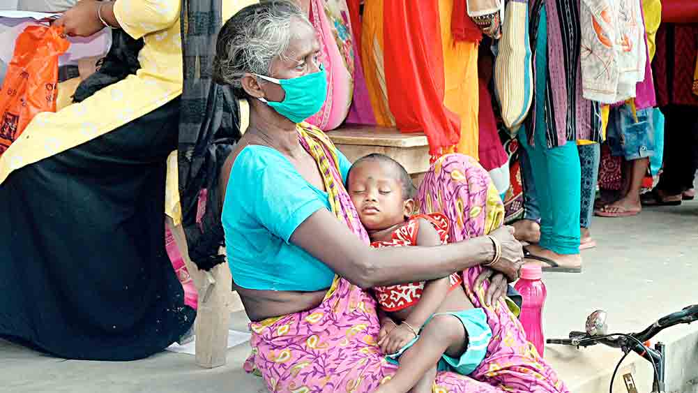 দায়িত্ব: বৌমা গিয়েছেন দুয়ারে সরকার কর্মসূচির লাইনে। নাতনি ঘুমিয়ে পড়েছে দিদার কোলে। 