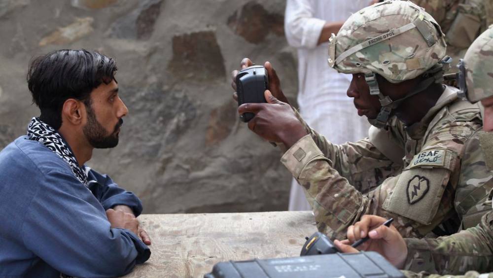 আইরিসের ছবি তোলা হচ্ছে বায়োমেট্রিক যন্ত্রে। -ফাইল ছবি।
