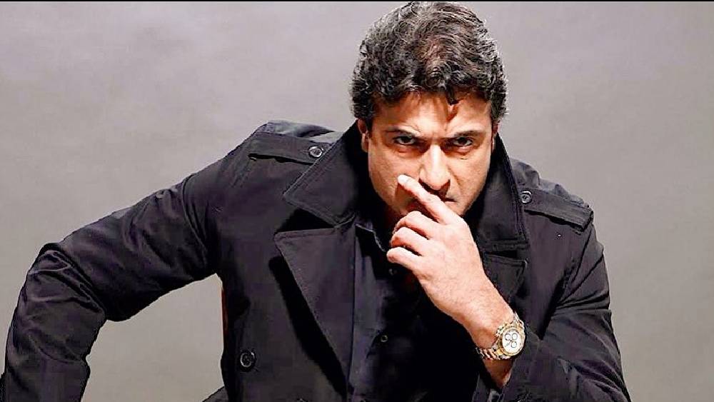 বিগত আট বছর ধরে সিংহভাগ মানুষ তাঁকে চেনেন ‘বিগ বস’-এর প্রাক্তন প্রতিযোগী হিসেবে। বলিউডের নাম করা পরিচালক রাজকুমার কোহলীর ছেলে হয়েও বলিউডে সাফল্যের মুখ দেখেননি আরমান কোহলী।