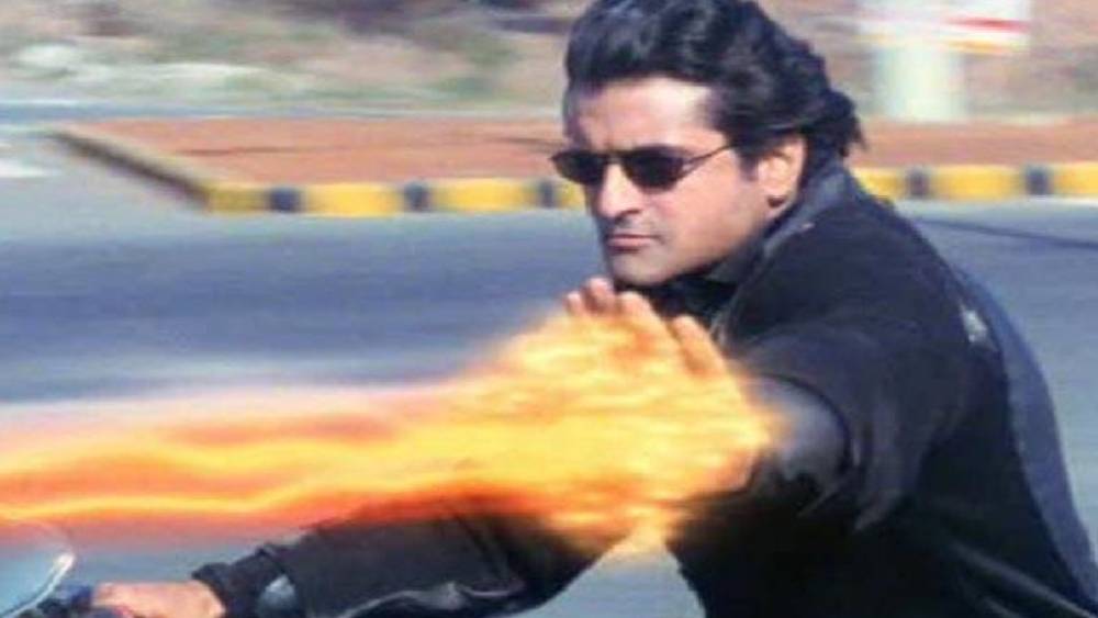 ছেলে আরমানের জন্য হলিউডি কায়দায় একাধিক অ্যাকশন দৃশ্য রেখেছিলেন রাজকুমার। প্রযুক্তির সাহায্যে ‘দ্য ম্যাট্রিক্স’ ছবির মতো করে কিছু দৃশ্য ফুটিয়ে তুলতে চেয়েছিলেন তিনি। কিন্তু তাতেই হিতে বিপরীত হয়। ছবিতে ভিএফএক্স-এর ব্যবহার কার্যত ‘আজগুবি’ বলে মনে হয় দর্শকের। বক্স অফিসে মুখ থুবড়ে পড়ে ‘জানি দুশমন’। মুক্তির ১৯ বছর পরেও এই ছবিকে নিয়ে ট্রোল জারি রয়েছে।