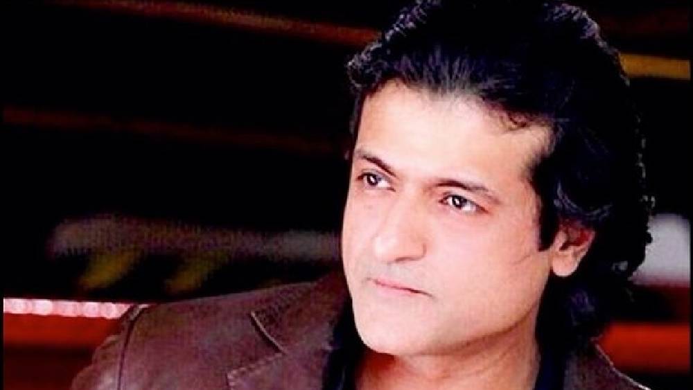 পুলিশকে নিরু জানান, আরমান তাঁর মাথা দেওয়ালে ঠুকে দিয়েছিলেন। অভিযোগ দায়ের হওয়ার পর বেশ কয়েক দিন গা ঢাকা দিয়েছিলেন আরমান। কিন্তু এক দিন সিম কার্ড কিনতে গিয়ে পুলিশের হাতে ধরা পড়েন তিনি। তখনই তাঁকে গ্রেফতার করা হয়।