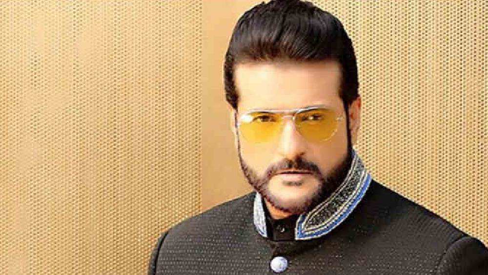 সব বিতর্ক কাটিয়ে ২০১৫ সালে সলমনের সাহায্যে ‘প্রেম রতন ধন পায়ো’-তে খলনায়কের চরিত্রে অভিনয় করেন আরমান। কিন্তু বড় প্রযোজনা সংস্থার বড় বাজেটের ছবিও তাঁর কেরিয়ারের মোড় ঘোরাতে পারেনি। বিখ্যাত পরিচালক রাজকুমার এবং একদা নায়িকা নিশির পুত্র ক্রমশ চলে যান বিস্মৃতির অতলে।