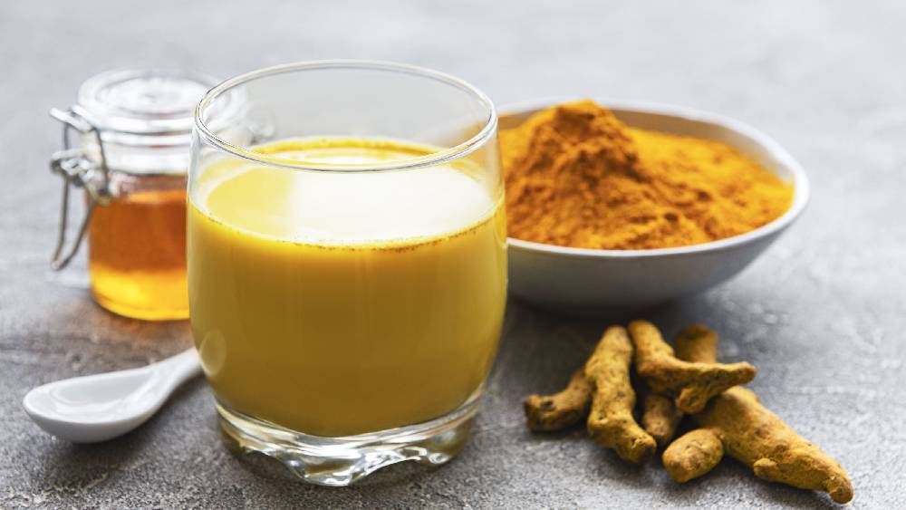 হলুদ দুধ।