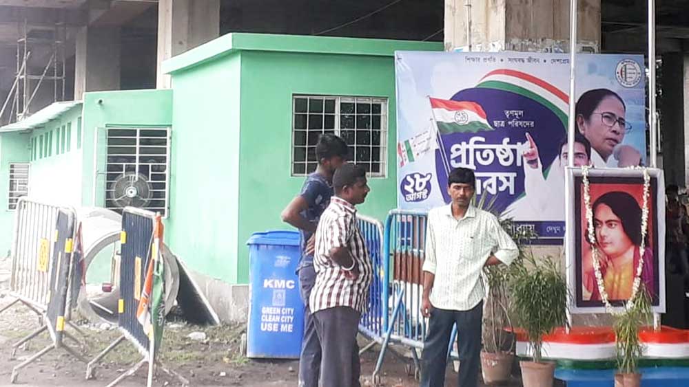 তৃণমূল ভবনের বিকল্প হিসেবে তপসিয়ায় তৈরি হয়েছে এই ছোট পার্টি অফিসটি। 