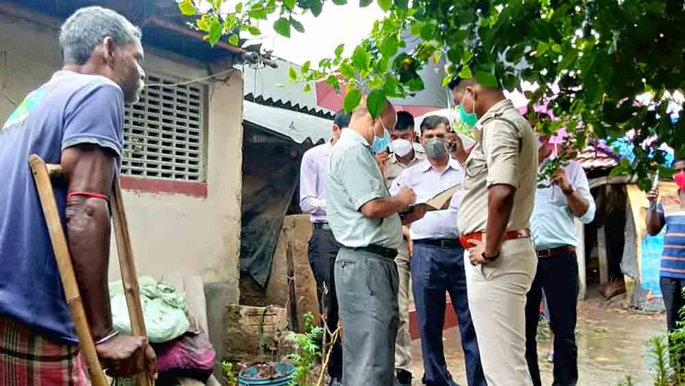 বাঁ দিকে, জামালপুরে এক নিহতের বাড়িতে সিবিআই আধিকারিকেরা। ডান দিকে, কেতুগ্রামের শ্রীপুরে তদন্তে দল। রবিবার। 