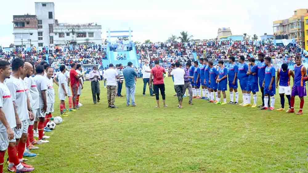 উলুবেড়িয়া স্টেডিয়াম মাঠে বিধায়ক একাদশ বনাম চেয়ারম্যান একাদশ খেলা হল। করোনা-বিধি শিকেয়। রবিবার। 