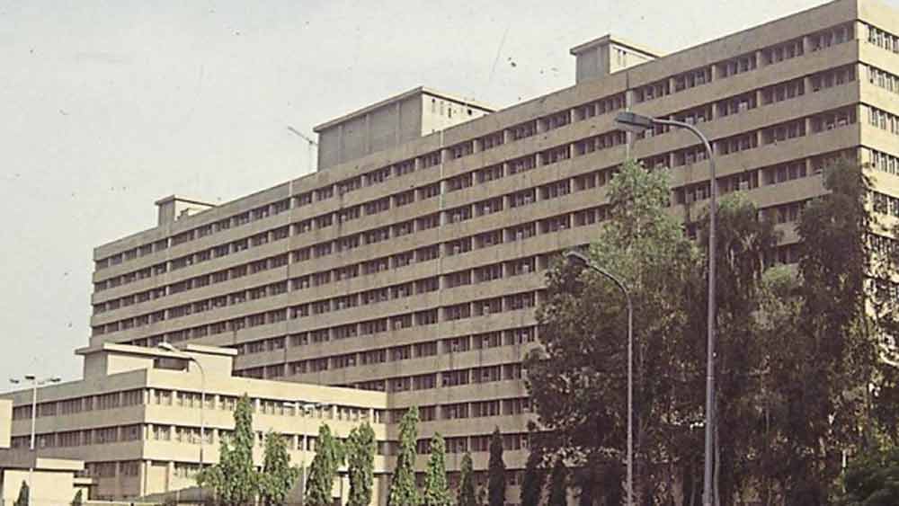 র (রিসার্চ অ্যান্ড অ্যানালিসিস উইং): ভারতের এই প্রতিরক্ষা সংস্থার নাম সকলেই শুনেছেন। বলিউড থেকে টলিউড— বিভিন্ন ছবির দৌলতে সাধারণ মানুষের কাছেও এই সংস্থা যথেষ্ট পরিচিত। ১৯৬২-র ভারত-চিন যুদ্ধ এবং ১৯৬৮-র ভারত-পাকিস্তান যুদ্ধের পর ১৯৬৮ সালে গড়া হয়েছিল এই গুপ্তচর সংস্থা। এর সদর দফতর নয়াদিল্লি।