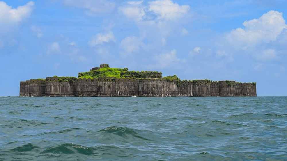 কিন্তু দ্বীপটি অনেকটাই উঁচু হওয়ায় সরাসরি সেনা নিয়ে সেখানে হামলা করা সম্ভব হচ্ছিল না পিরমের। তিনি তখন ছলনার আশ্রয় নেন।