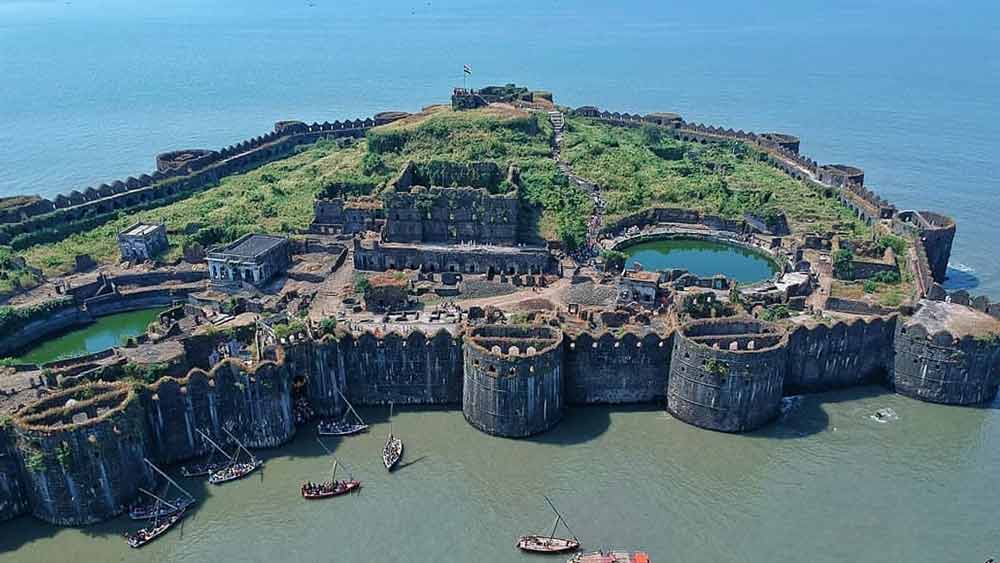 নিজেকে এক জন ক্লান্ত বণিকের পরিচয় দিয়ে জাঞ্জিরায় এক রাত কাটানোর অনুরোধ জানান রাজা রাম রাওয়ের কাছে। তাতে রাজিও হয়ে যান রাজা রাম রাও।