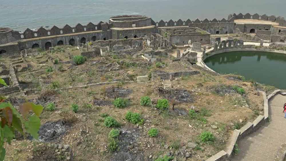 তাঁকে এবং তাঁর সহচরদের থাকতে দেওয়ার খুশিতে দ্বীপের বাসিন্দাদের মনোরঞ্জনের জন্য রাতে এক অনুষ্ঠানের আয়োজন করেন পিরম। দ্বীপের সমস্ত বাসিন্দার জন্য নানা রকমের সুস্বাদু পদ এবং পানীয়ের ব্যবস্থা করেছিলেন তিনি।