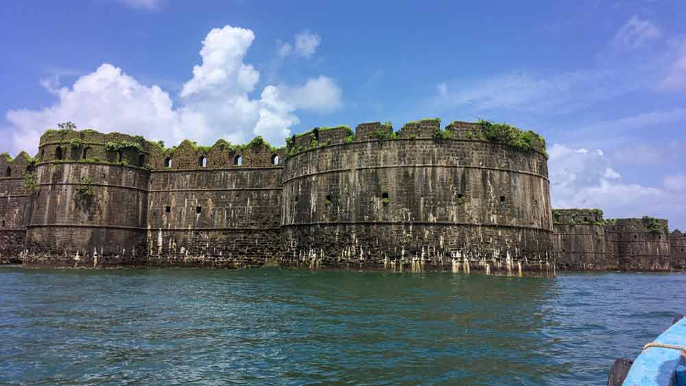 এলাহি ছিল সেই ব্যবস্থাপনা। দেখে মুগ্ধ হয়ে গিয়েছিলেন রাজা রাম রাও। দ্বীপের সকলেই যখন পার্টিতে মেতে ছিলেন, ঠিক সেই সময়ই তাঁদের খাবারে বিষ মিশিয়ে দেন পিরম।