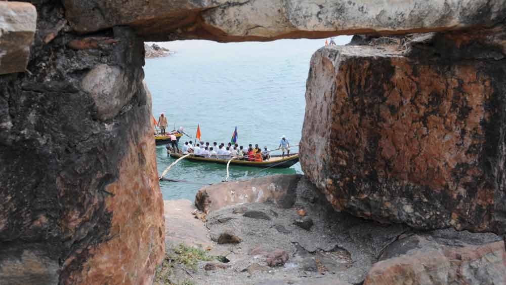 এর পরই তাঁর লুকিয়ে থাকা সেনাবাহিনী হামলা করে জাঞ্জিরা দখল করে নয়।