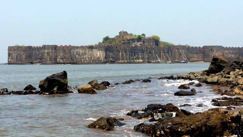 সমুদ্রপৃষ্ঠ থেকে ৪০ ফুট উঁচু প্রাচীর ভেদ করে বিভিন্ন সময়ে বিভিন্ন ভাবে এই দ্বীপ দখলের উদ্দেশ্যে হামলা করেছে পর্তুগিজ-ব্রিটিশরা। কিন্তু বার বার চেষ্টা করেও ফিরে যেতে হয়েছে তাদের।