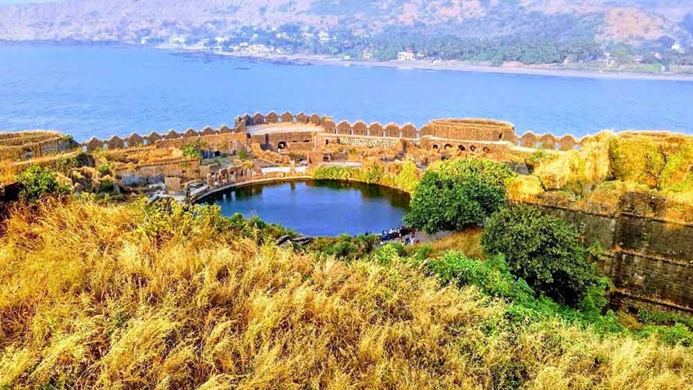 আজ এই দ্বীপ পর্যটকদের অন্যতম পছন্দের গন্তব্য হয়ে উঠেছে। মুম্বই থেকে ১৬৫ কিলোমিটার দক্ষিণে রয়েছে দ্বীপটি। রাজাপুরি জেটি থেকে নৌকায় পৌঁছনো যায় এখানে।