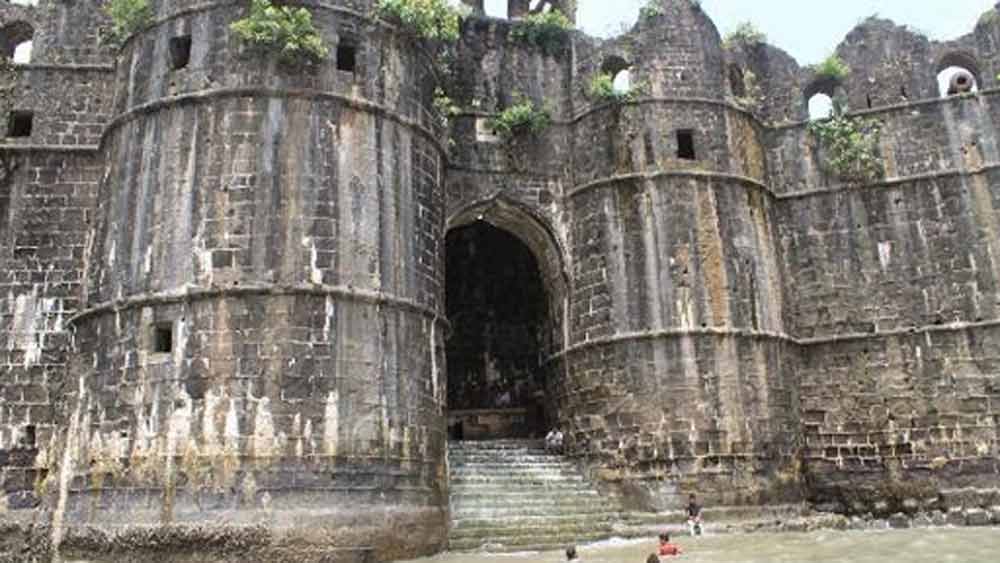 ৪০ ফুট উঁচু পাঁচিল ঘেরা দ্বীপে প্রবেশের একটি মাত্র পথ রয়েছে। নৌকা সেই পর্যন্তই পৌঁছে দেয় পর্যটকদের।