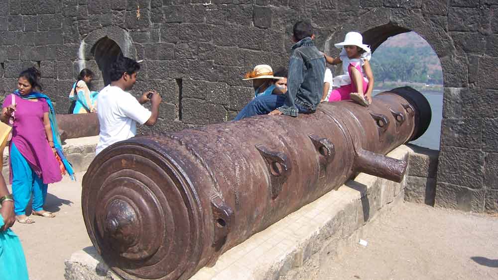 এর বিশেষত্ব হল চার দিকে সমুদ্রের নোনা জলে ঘেরা থাকলেও দ্বীপে দু’টি ৬০ ফুট গভীর স্বাদু জলের হ্রদ রয়েছে। ফলে বাসিন্দাদের পানীয় জলের সঙ্কটে ভুগতে হত  না। দ্বীপ থেকে সমুদ্রের দিকে আজও তাক করে রয়েছে একাধিক কামান।